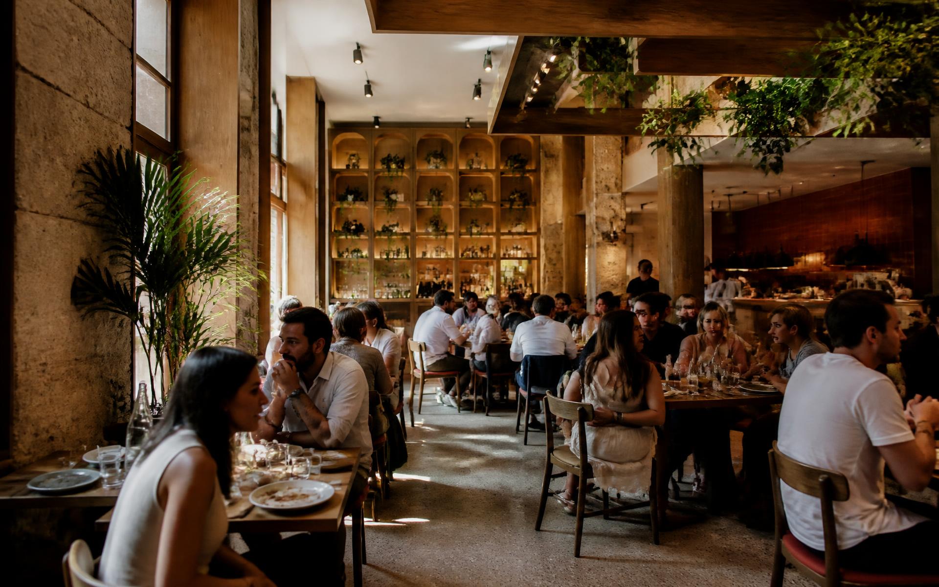 Salle du restaurant L’Instant Présent à l’heure du déjeuner
